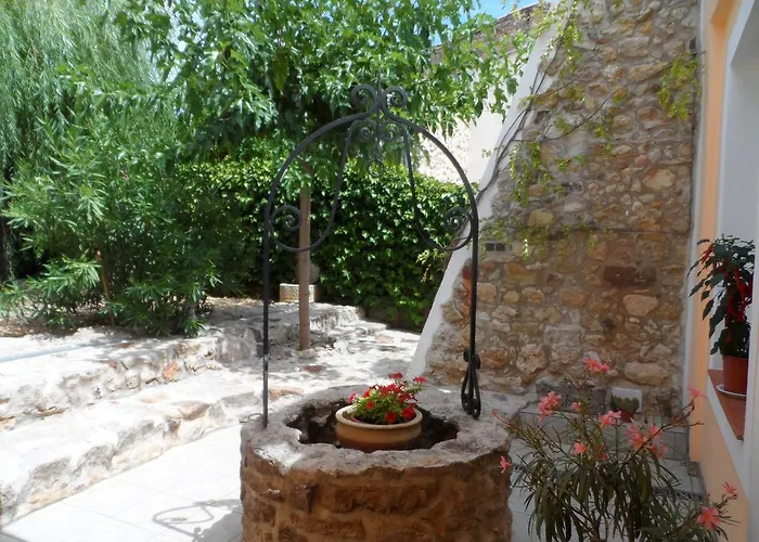 Clos Mazerolles Bed & Breakfast 3*